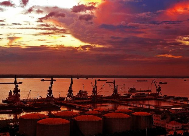 碼頭夜間作業(yè)鳥瞰圖